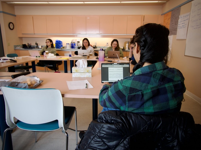 Des étudiantes rassemblées autour de table installée en rond, lors du Programme de travail social du Collège de l’Arctique du Nunavut.