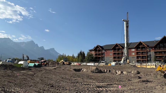 Une grue et d'autres engins de construction sur un chantier à Canmore, en Alberta.