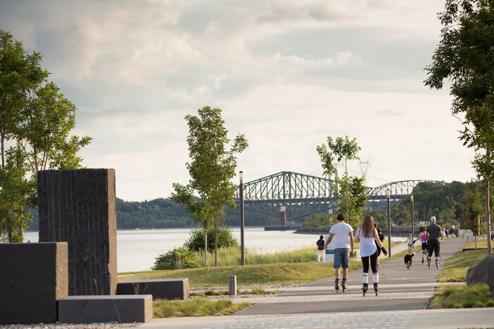 Des citoyens circulent en patins à roues alignées sir la promenade Samuel-De Champlain.