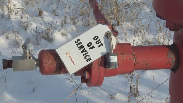 Une indication qu'un puits énergétique a cessé ses activités est marquée sur un puits de gaz naturel situé près de Two Hills, en Alberta, et appartenant à Sequoia Resources, qui a fait faillite en 2018.