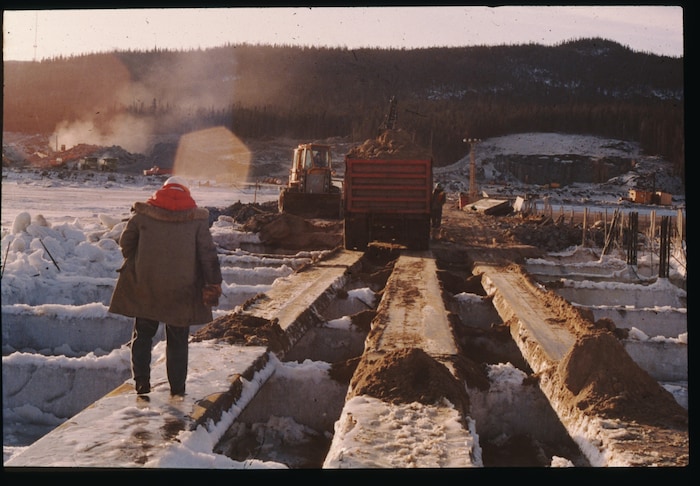 Des travailleurs sur un chantier enneigé.