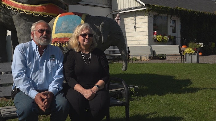 On voit Ernie et Nancy Racz devant la boutique de leur entreprise, Kernal Peanuts, à Vittoria, en Ontario.