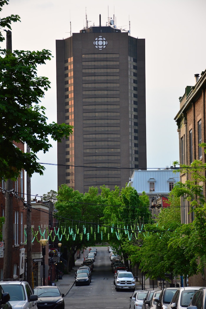 La tour de Radio-Canada émerge derrière les arbres de la rue Panet.