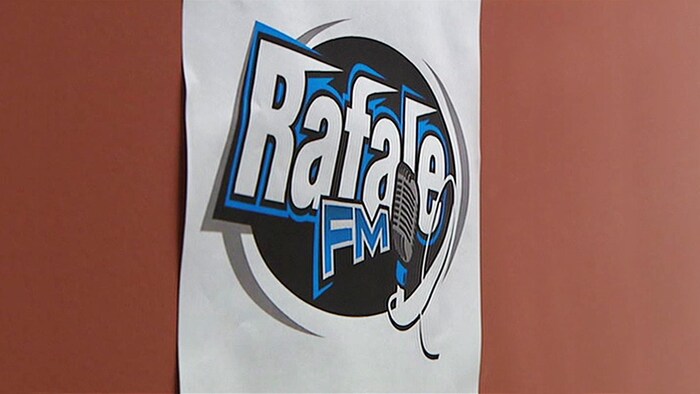 Une porte avec le logo de Rafale FM