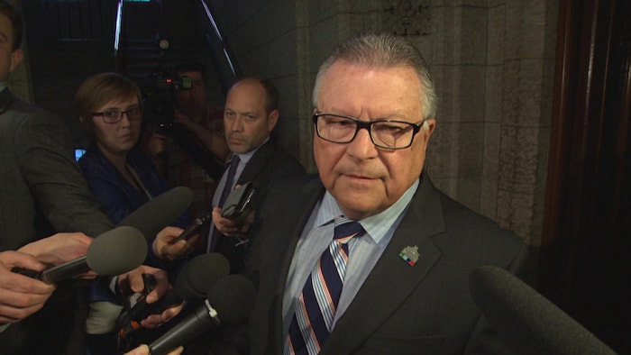 Le ministre de la Sécurité publique et de la Protection civile, Ralph Goodale, répond aux questions des journalistes.