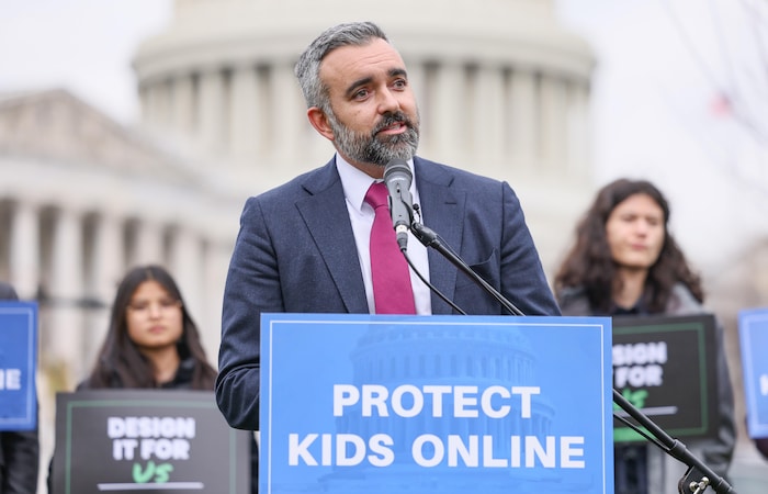 Raul Torrez prononce un discours derrière une pancarte sur laquelle il est écrit « Protect Kids Online » (« Protégez les enfants en ligne »).