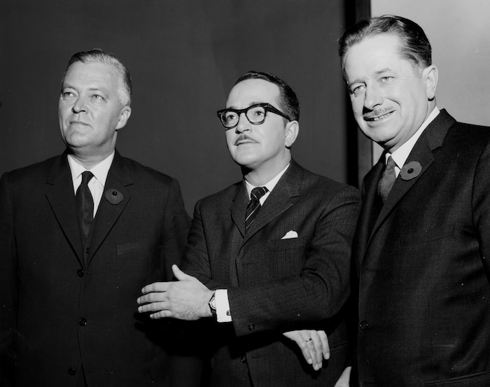 Le modérateur Raymond Charette, posant entre le chef du Parti libéral du Québec, Jean Lesage et le chef de l'Union nationale, Daniel Johnson.
