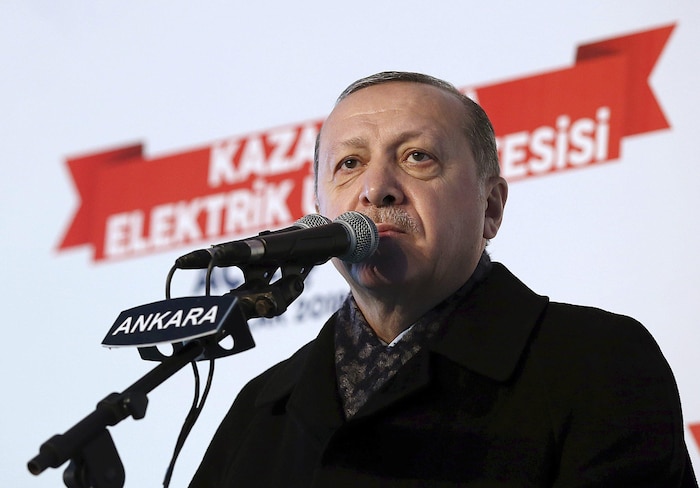 Recep Tayyip Erdogan, devant un micro. 