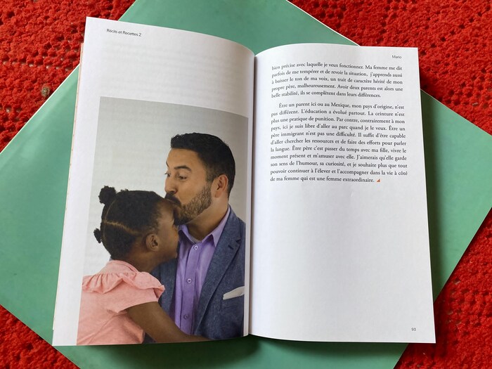 Photo d'une page d'un livre où on voit un père donner un bisous sur le front à sa jeune fille. 