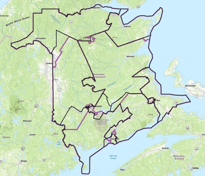 La carte électorale fédérale proposée au Nouveau-Brunswick. Les lignes noires dessinent la carte actuelle et les lignes mauves indiquent les changements proposés.