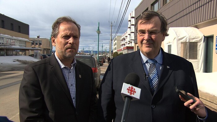 Le maire de Sept-Îles, Réjean Porlier, et le ministre de l'Emploi et de la Solidarité sociale, François Blais.