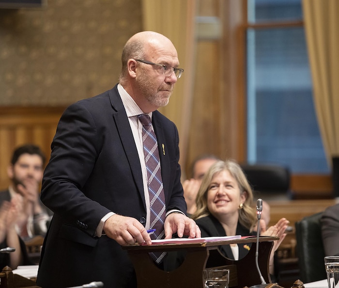 Le ministre des Finances, René Legacy, et la première ministre Susan Holt.