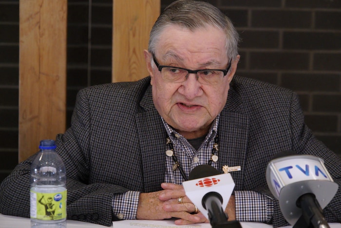 René Simon, chef du conseil de bande de Pessamit, en conférence de presse