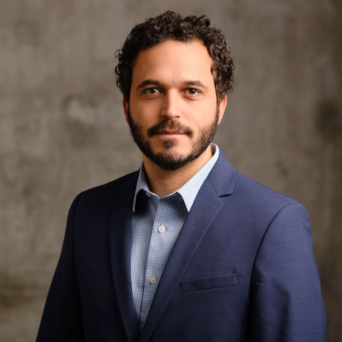 Portrait de Ricardo Tranjan devant un mur