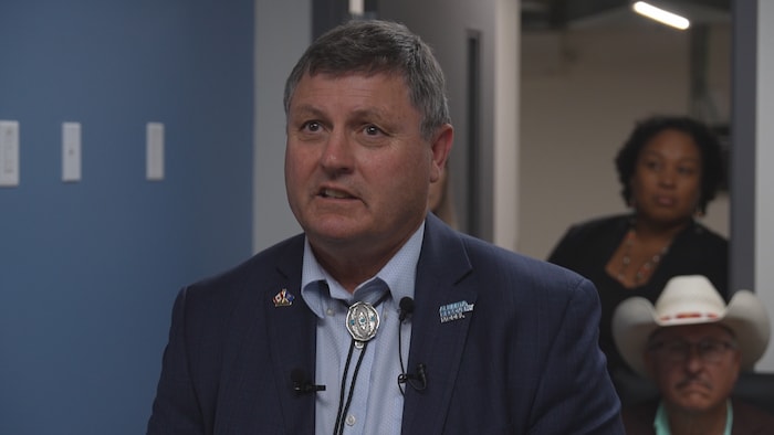 Le ministre de la Santé mentale et de la Lutte contre la dépendance de l'Alberta, Rick Wilson, lors de l'inauguration du nouveau centre de traitement de la dépendance dans la Nation Siksika, en Alberta, le 26 août 2026.