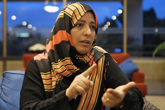 Tawakkol Karman, une femme voilée, participe à une entrevue assise sur un fauteuil.