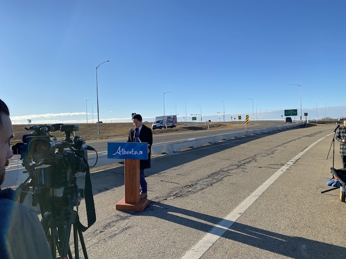Devin Dreeshen est devant un podium sur une bretelle d'autoroute 