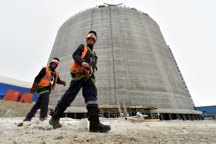 Des employés marchent près d'un réservoir de gaz naturel dans la péninsule de Yamal en Russie.