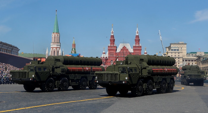 Des véhicules transportant des missiles russes S-400.