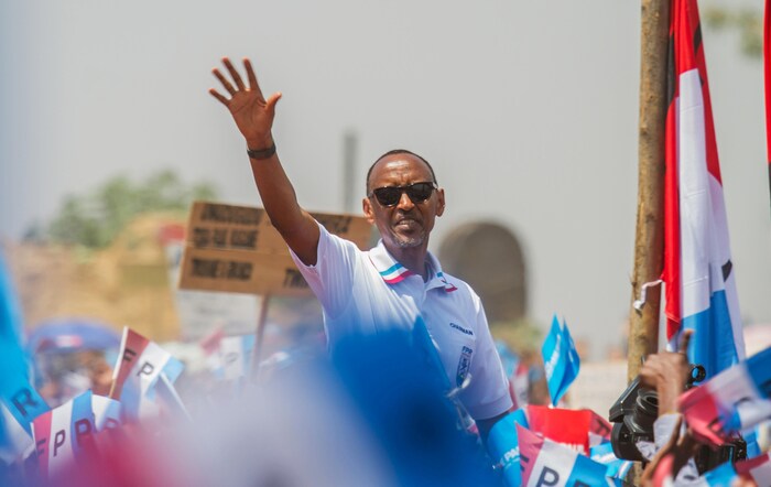 Paul Kagame, souriant, parmi la foule
