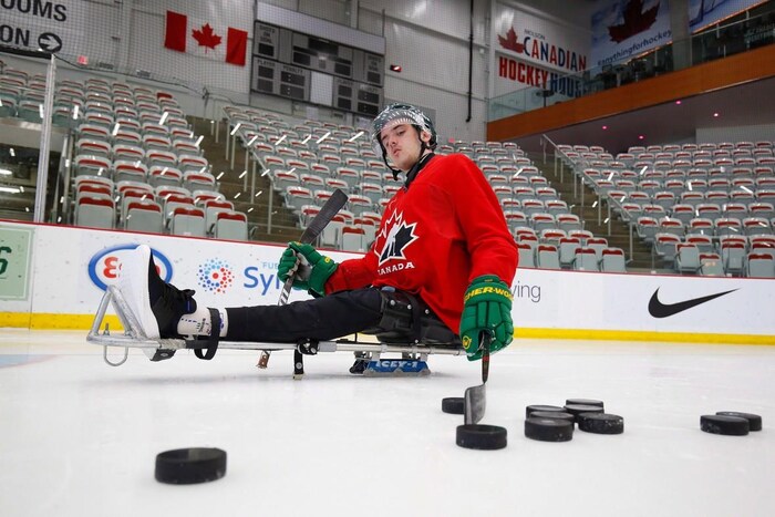 Ryan Straschnitzki sur une luge de hockey dans l'aréna.