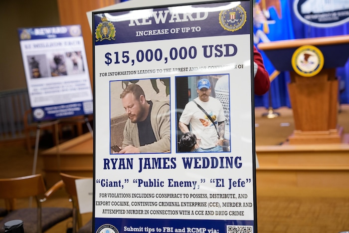 Une affiche avec des photos de Ryan Wedding et la mention "Récompense de 15 millions de dollars américains".
