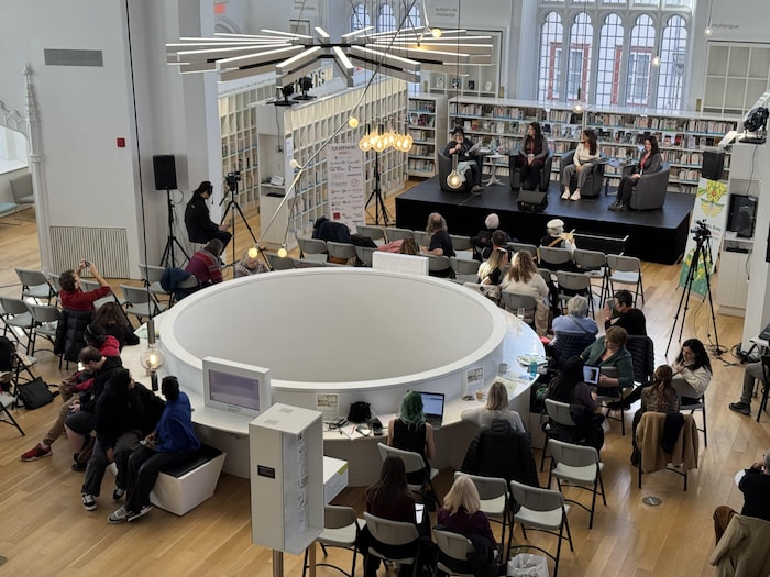 Un groupe de personnes réuni dans une bibliothèque.