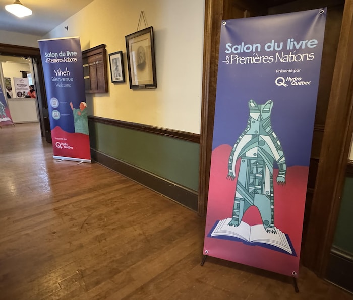 Des affiches install&eacute;es dans un couloir.