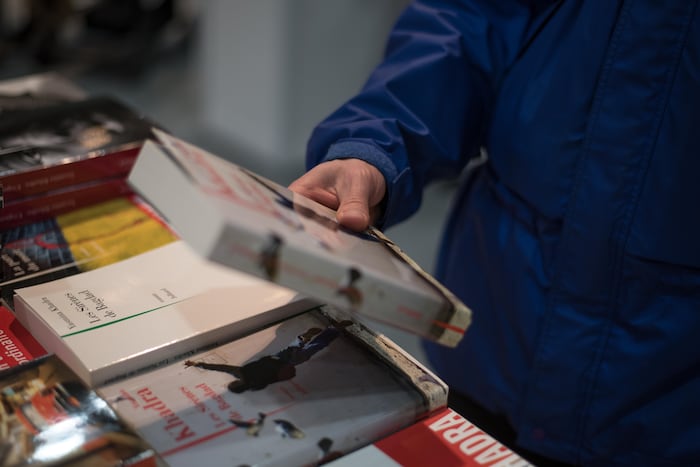 Une personne tient un livre dans sa main lors du Salon du livre de Québec.