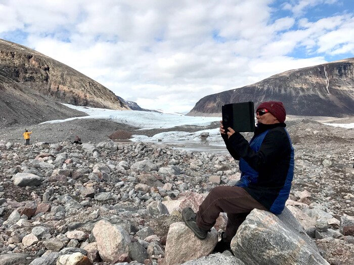 Sam Palituq prend le glacier en photo dans le fjord de Sam Ford, près des montages où il est né. 