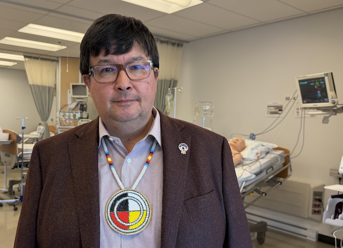 Sandro Echaquan se trouve dans une salle de classe en simulation de soins infirmiers.