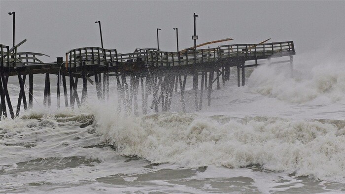 Les vagues provoquée par l'ouragan Sandy frappent contre une promenade à Kill Devil Hills, en Caroline du Nord.