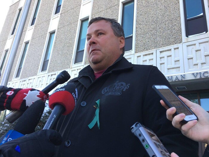 Scott Thomas s'adresse aux médias à la sortie de la Cour provinciale de Melfort.
