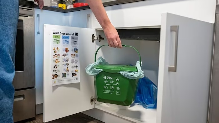 Un seau vert destiné à collecter des déchets ménagers compostables.