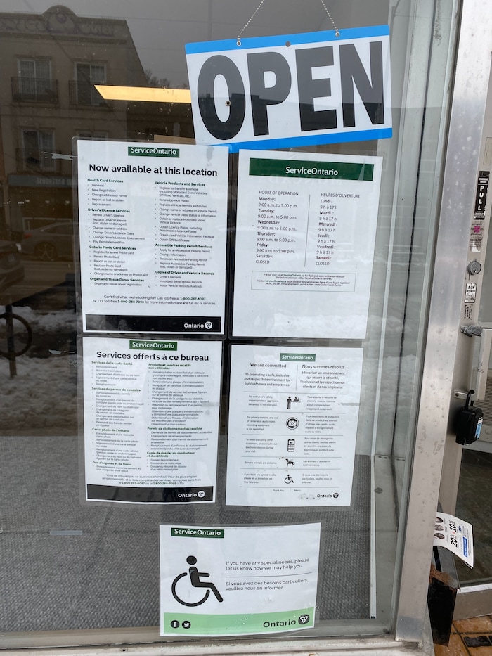 Une affiche qui dit « Open » dans la vitrine.