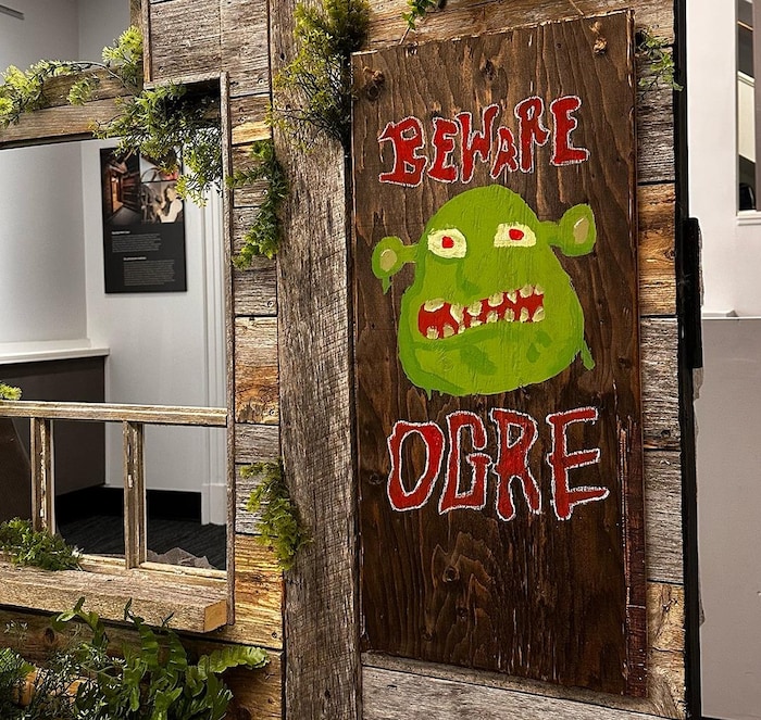 Un écriteau sur lequel on avertit de la présence d'un ogre.