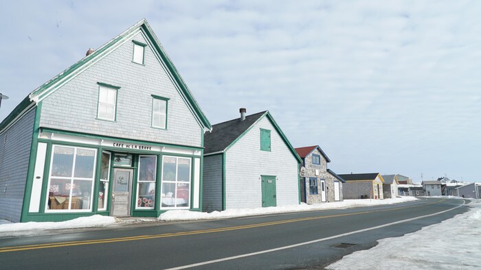La rue touristique du site historique de La Grave, aux Îles-de-la-Madeleine, en hiver. On y voit le Café de La Grave.
