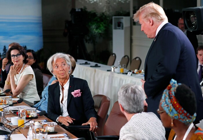 Donald Trump  provoque un certain malaise en arrivant avec quelques minutes de retard à une rencontre sur l'égalité des sexes. Il s'assoit sous le regard étonné de Christine Lagarde, directrice générale du Fonds monétaire international. 