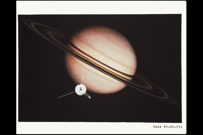 La sonde américaine Pioneer 11 devant Saturne