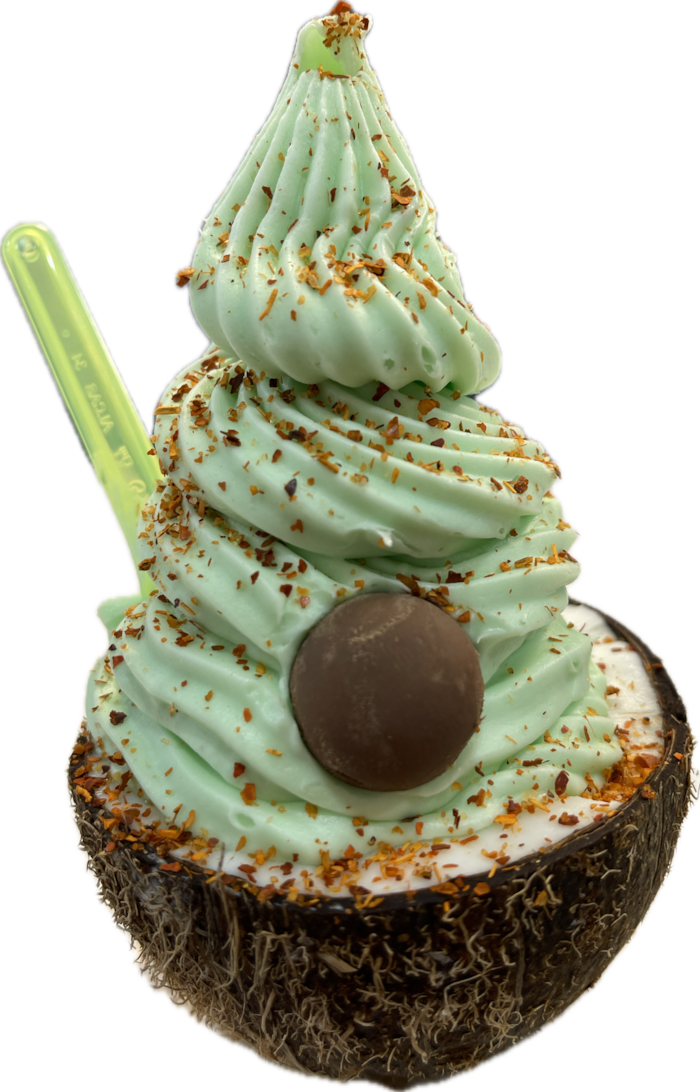 Une photograph d'une crème glacée épicée à la noix de coco et à l'avocat.