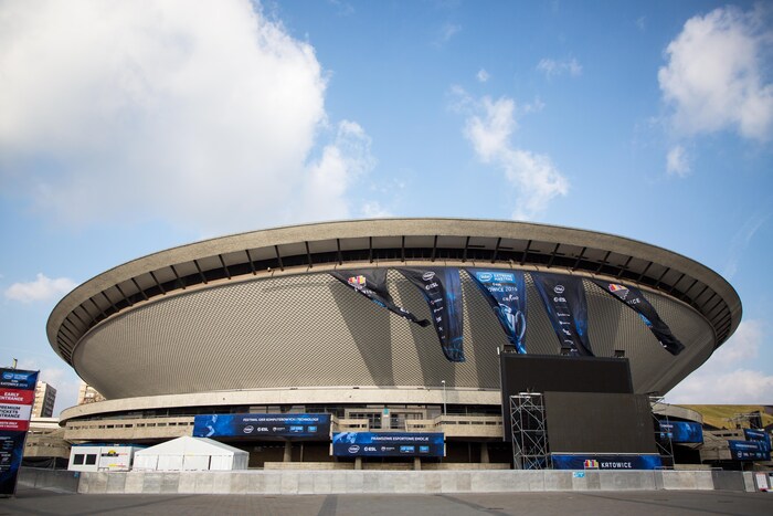 Widok Spodka, stadionu w kształcie odwróconego stożka, który może pomieścić 12 000 widzów.