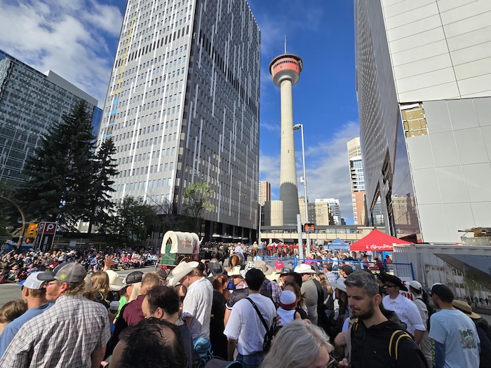Des centaines de personnes sont dans les rues du centre-ville de Calgary vendredi matin pour assister au défilé du Stampede, le le 4 juillet 2025.