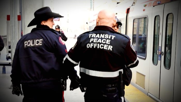 Deux agents de sécurité marchent côte à côte.