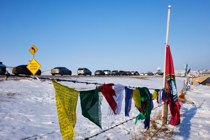 Les voitures en file, à l'entrée du camp de Standing Rock.