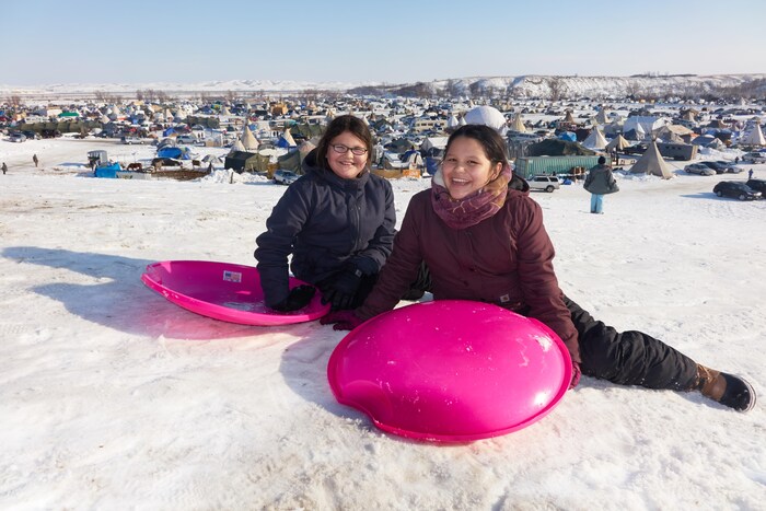 Les deux jeunes filles de Holy Elk Lafferty. Derrière elles, le camp de Standing Rock.