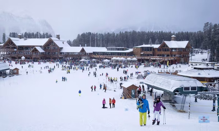 Des skieurs à la station de ski de Lake Louise.