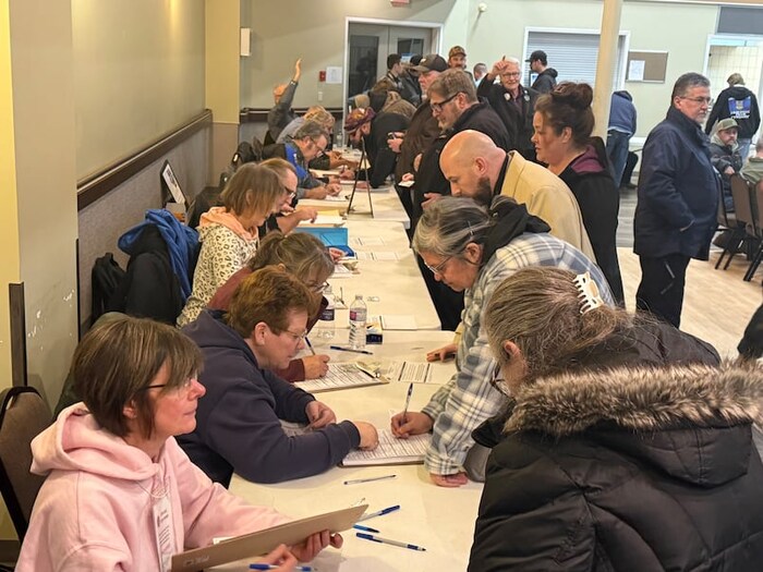 Stay Free Alberta recueille des signatures à Red Deer, en Alberta, le 14 janvier 2026.