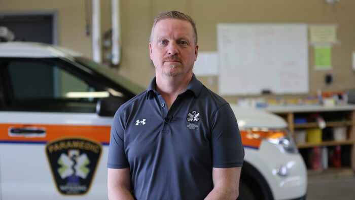 Stephen Kirk est dans un store d’une presumption d’ambulance, et airs devant une voiture d’ambulancier.