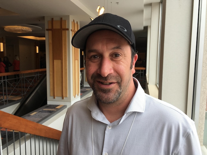 Steve Hébert dans un bureau