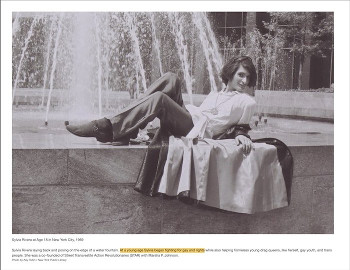 L'image montre Sylvia Rivera couchée devant une fontaine. En dessous, on peut lire : elle s’est battue pour « gay and rights », (les gais et les droits).